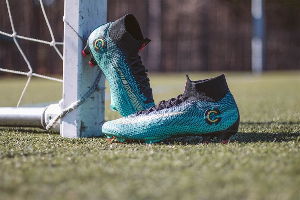 BORN LEADER' KOLABORASI ISTIMEWA NIKE BUAT CRISTIANO RONALDO - Glam ... Khabarnya, model CR7 Chapter 6: 'Born Leader' inu telah mula dijual di laman storan Nike bermula 20 Mac manakala kedai fizikal bakal menawarnya seawal 23 ...