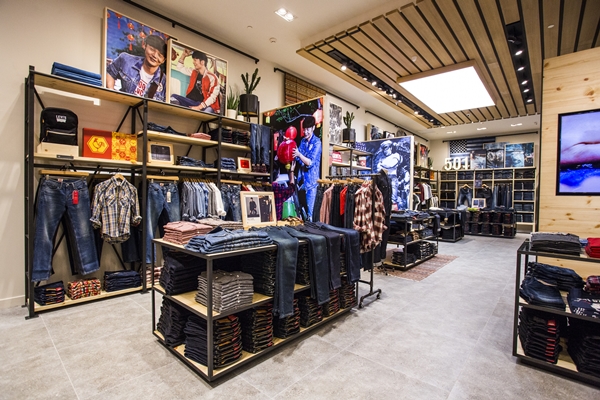 Levi S Raikan Kedai Set The Standard Pertama Glam Lelaki